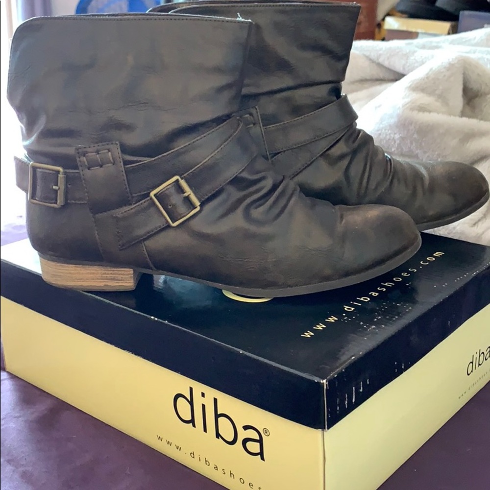 Flat-heeled brown ankle boots-like new
